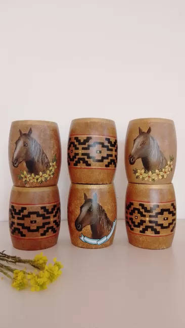 Mates de madera de algarrobo con diseños campestres pintados a mano